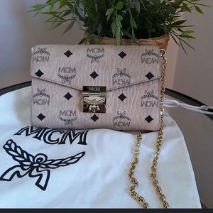 Gorgeous MCM bag with adjustable strap in pink;